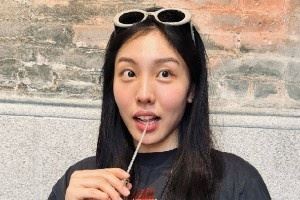 古灵精怪！张茹晒美照：健康🥮团圆 不想吃月饼？来喝胡辣汤