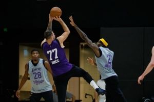 湖人官方晒训练照：东契奇后仰跳投 雷迪克指挥 詹姆斯不在列