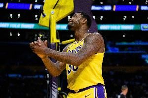 一直摔！斯玛特半场干保洁+霸占镜头！半场5分3失误4犯规！