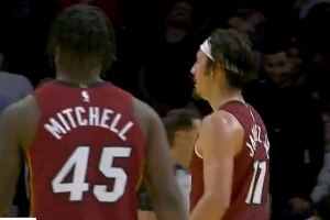 五佳球之一！哈克斯突破晃倒赛恩·詹姆斯 几乎隔扣卡尔克布伦纳