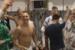 全胜出线！挪威球员赛后更衣室内庆祝进入世界杯