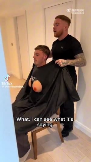 帕尔默的理发师捉弄他，给他披了一件带假胸的理发袍🤣